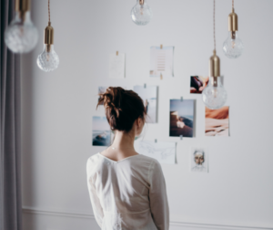 You can arrange pictures in your photo wall in columns and rows.