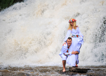 waterfall engagement photos